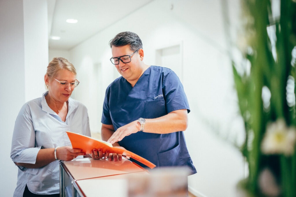 Proktologe Dr. Stefan Mühlbauer im Gespräch an der Beta Klinik Bonn