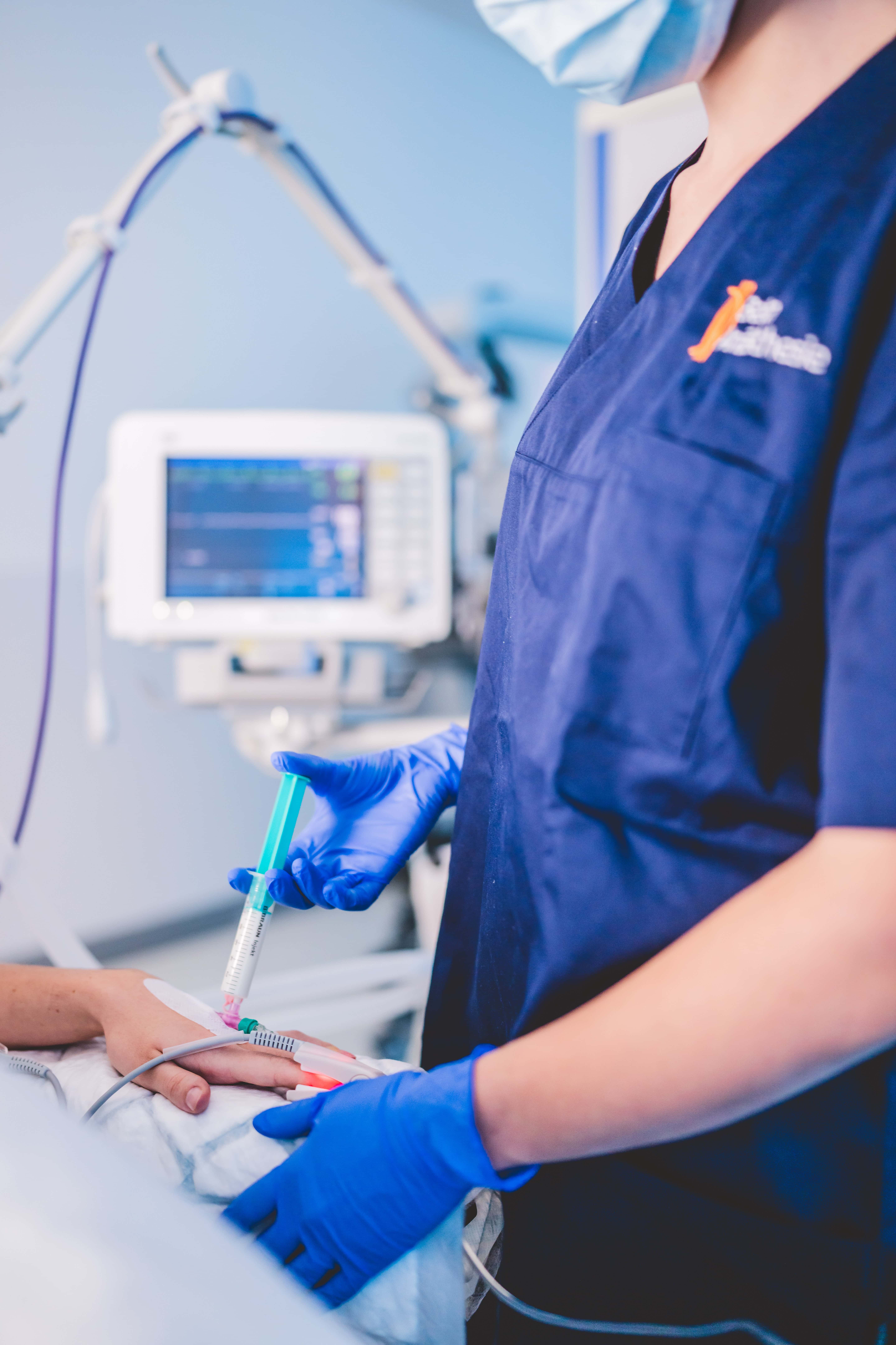 Ärztin verabreicht Spritze