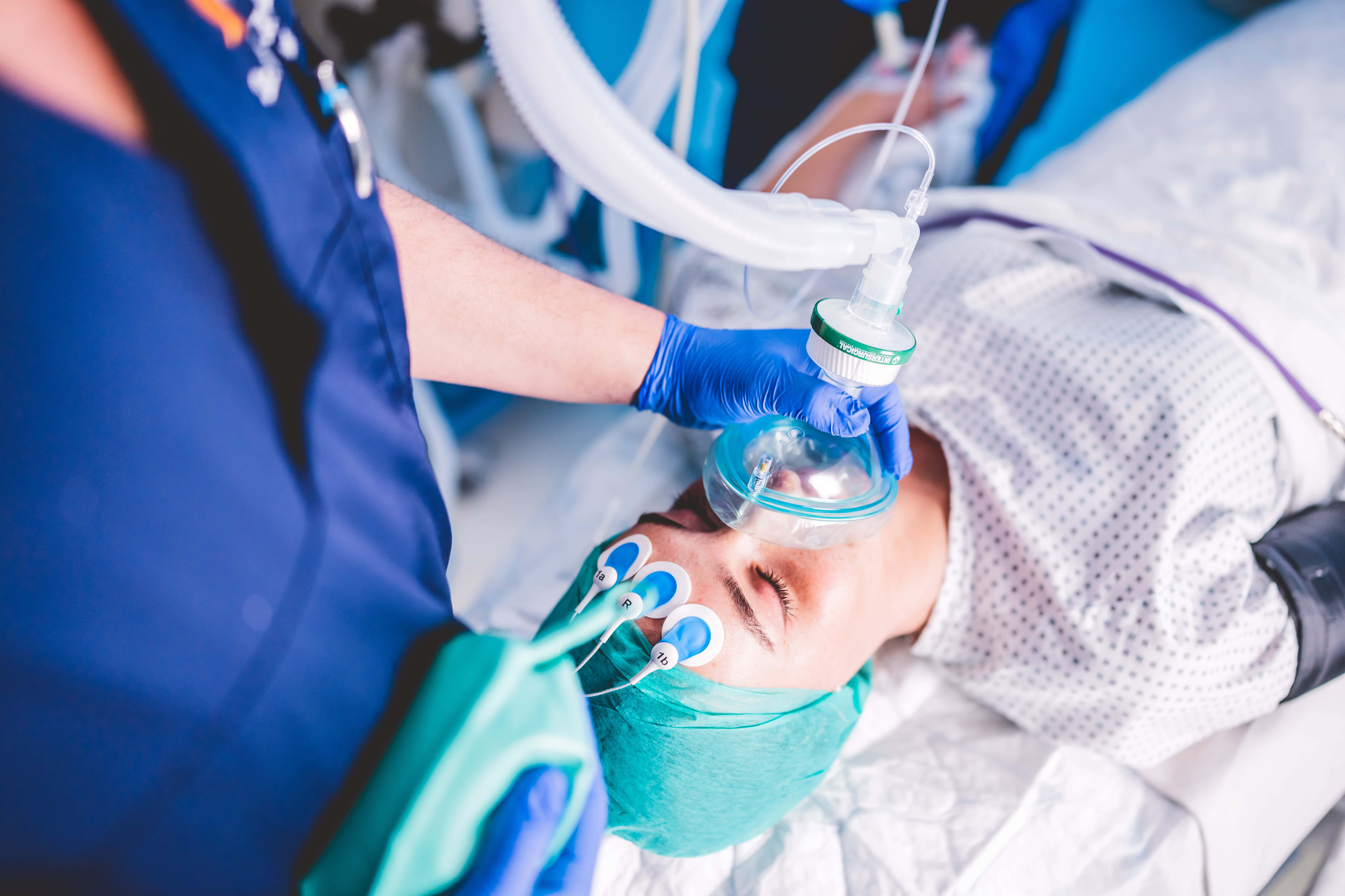 Frau wird mit Atemmaske in Narkose versetzt