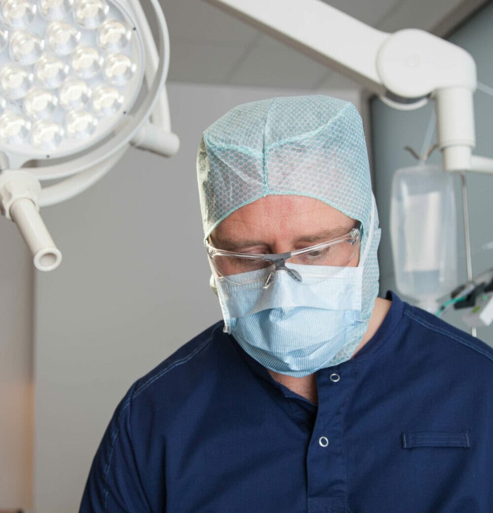 Facharzt Priv.- Doz. Dr. Dr. Matthias Zirk im OP