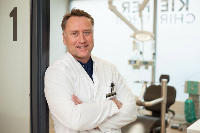 Priv.- Doz. Dr. Dr. Matthias Zirk Facharzt für Mund-, Kiefer- und Gesichtschirurgie steht in Behandlungszimmer
