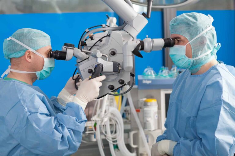 Zwei Neurochirurgen im OP
