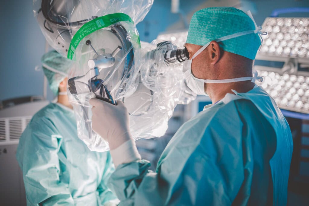 Zwei Neurologen im OP