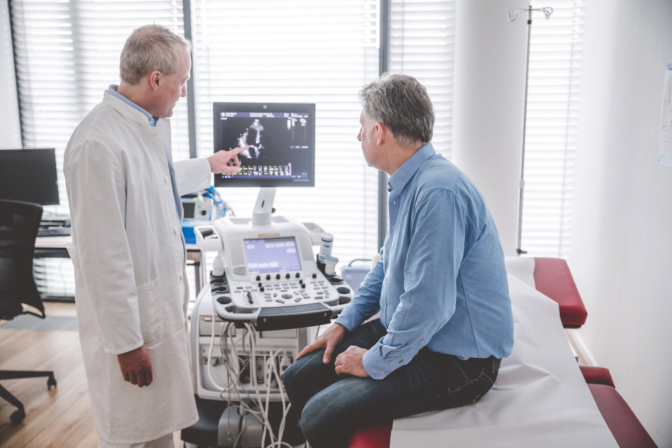 Kardiologe Dr. Schwab im Patientengespräch an der Beta Klinik Bonn