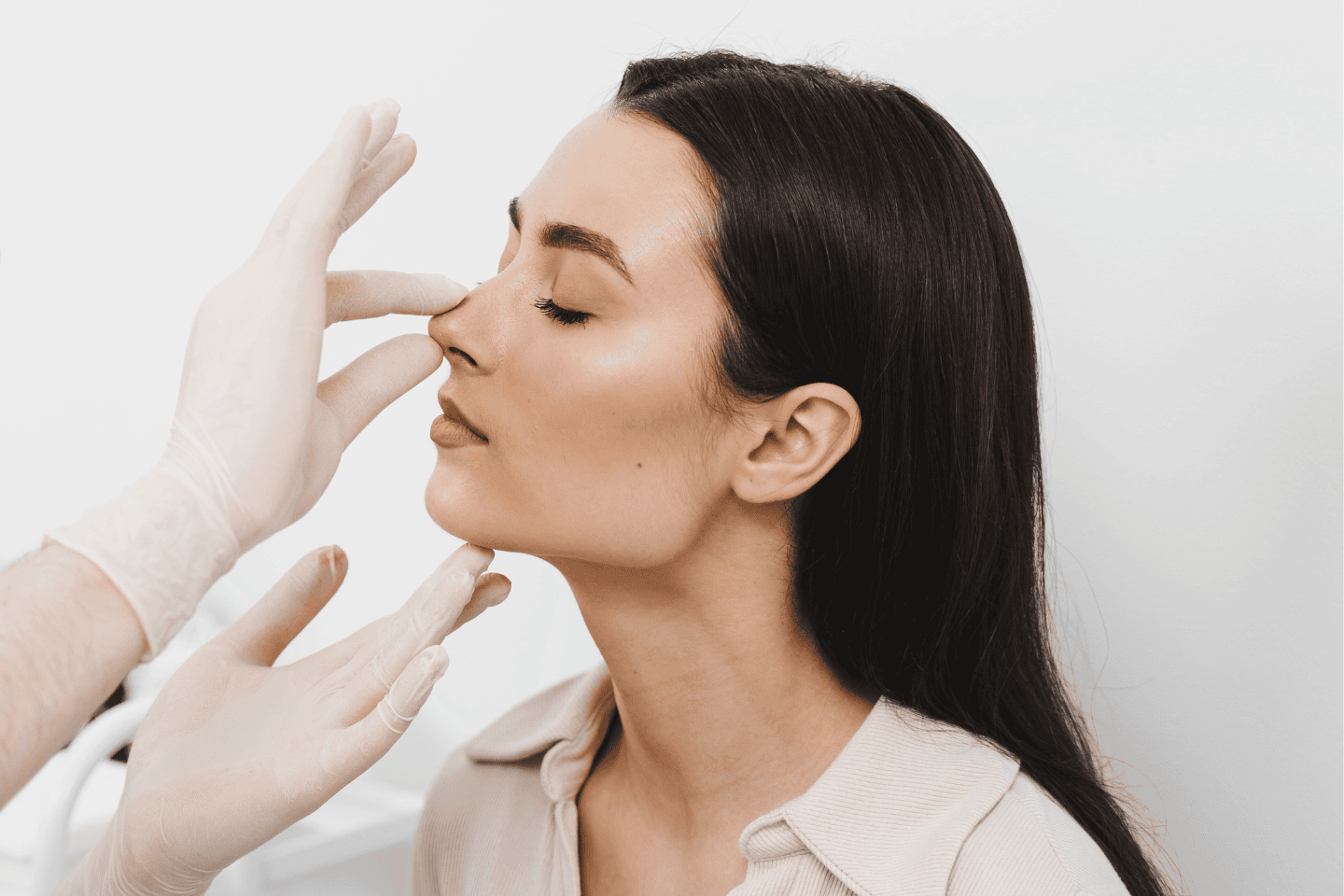 Arzt untersucht Nase einer Frau