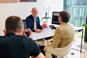 Zwei Personen sitzen am Tisch und tauschen sich aus