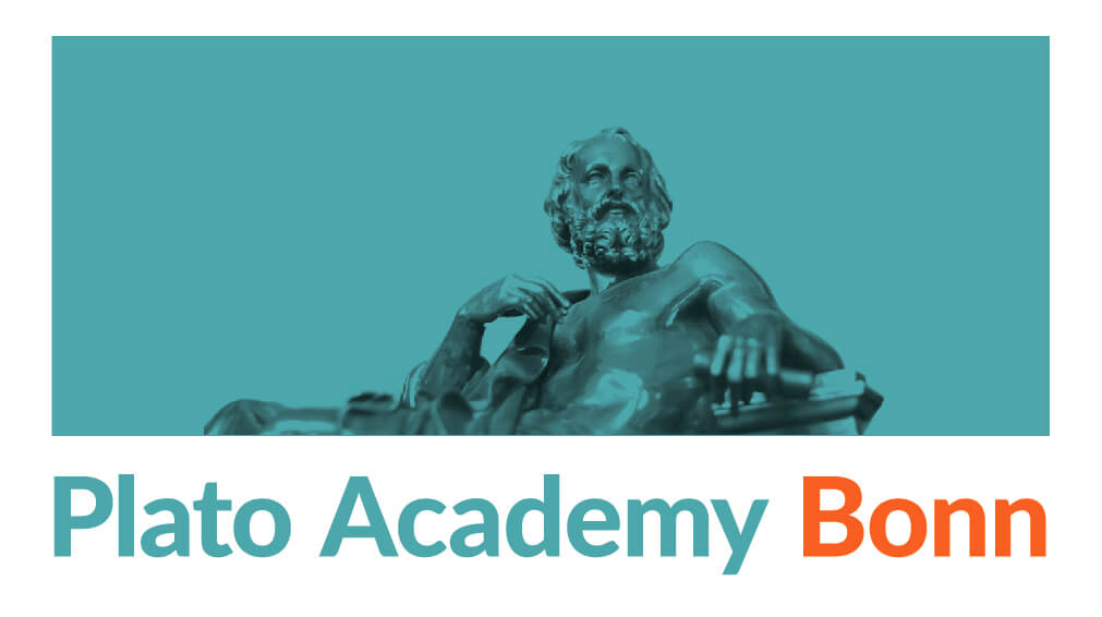 Statue eines sitzenden Mannes vor blauem Hintergrund, darunter der Text Plato Academy Bonn.