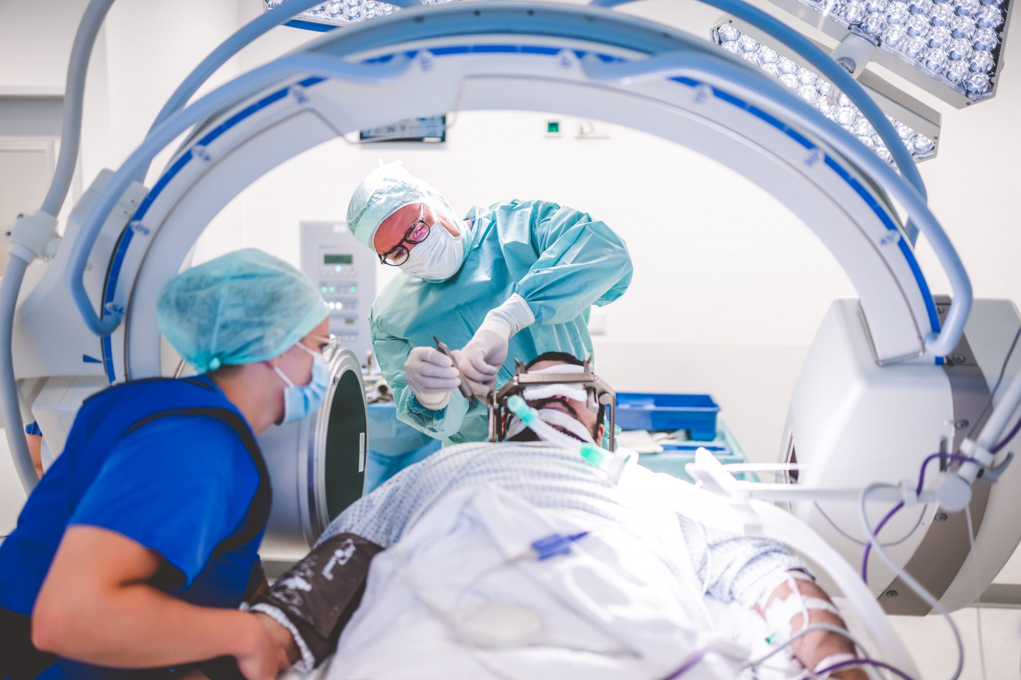 Visualase: Neurochirurg Gasser behandelt Patienten