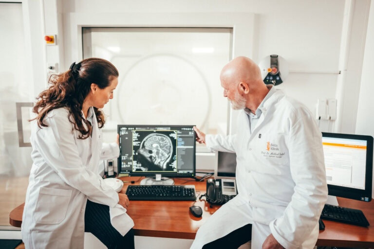 Zwei Ärzte vor einem MRT