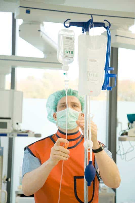 Anästhesie-Assistent überprüft Zugang