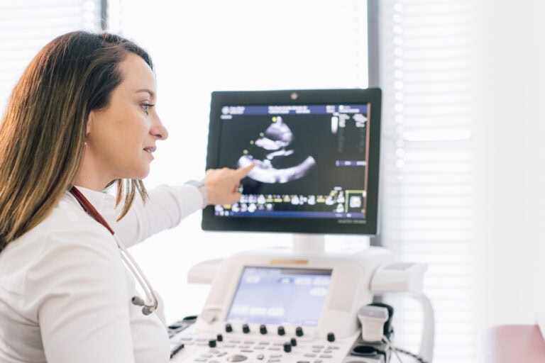 Eine Fachärztin an einem Sonographiegerät