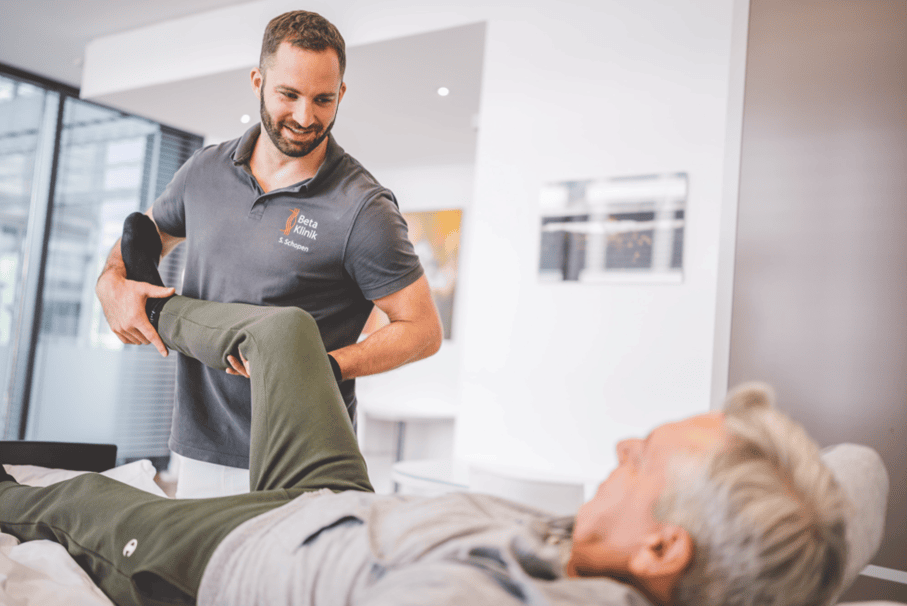Sebastian Schoppen , der Leiter der Physiotherapie mobilisiert einen Patienten nach der OP